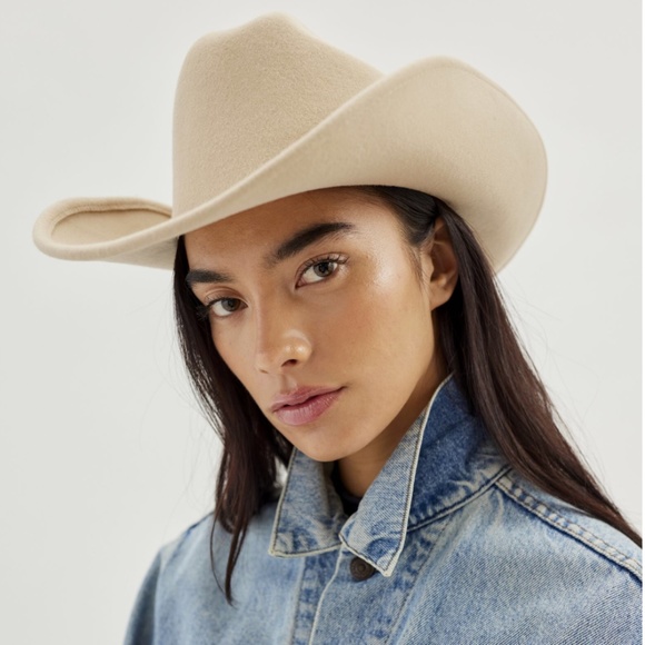 New in ! Rare Wyeth creamy beige wool cowgirl